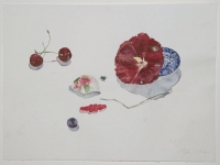 Stockrosenblüte in japanischem Tellerchen mit Früchten und Fliege, 2013, Aquarell und Graphit auf Hadern